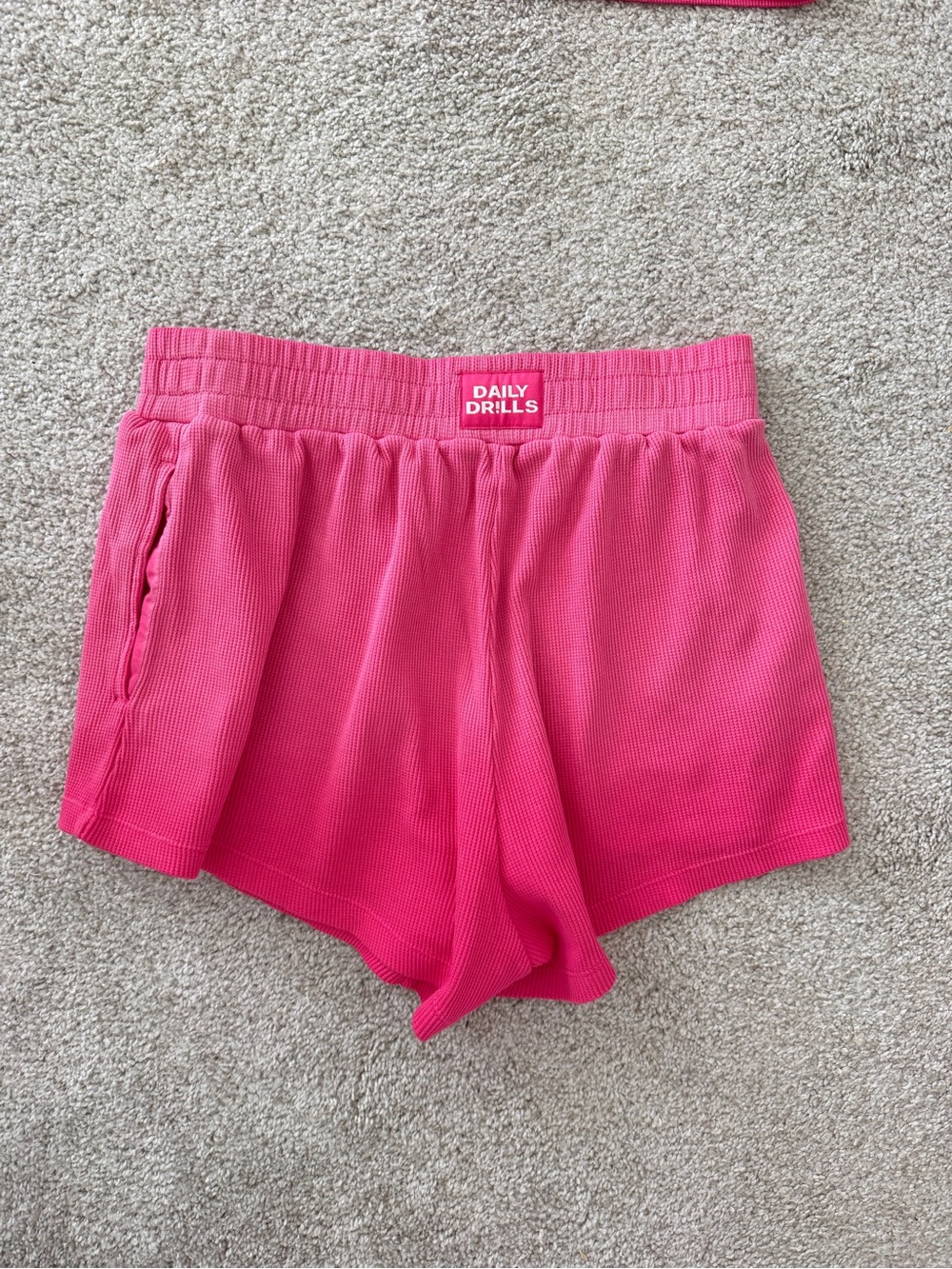 Daily Drills Thermal Resort Shorts Set with Tank in Sunsoaked Hot Shot size XS/S - Picture 4 of 6